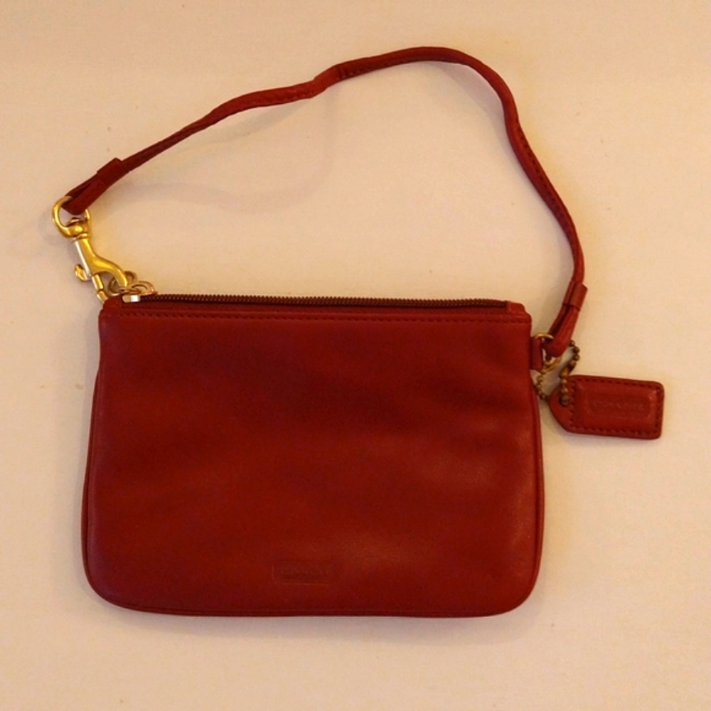 VGUC. Coach magenta leather wristlet.